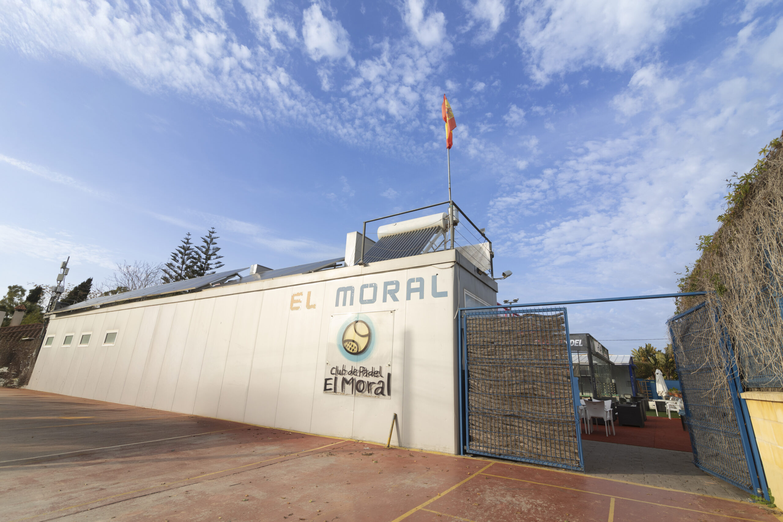 entrada de club de padel el moral en sanlucar